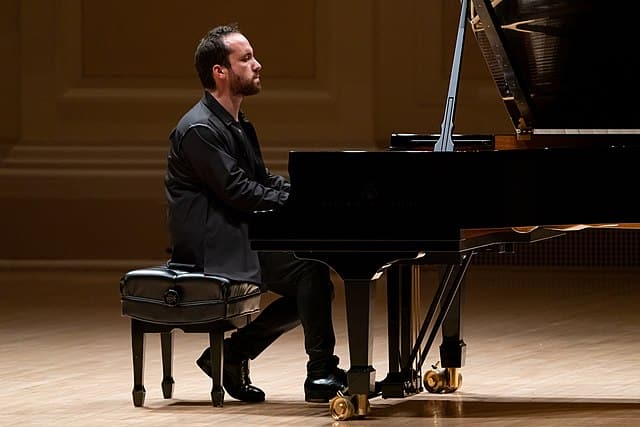 Auch Igor Levit schätzt den Komfort einer guten Klavierbank